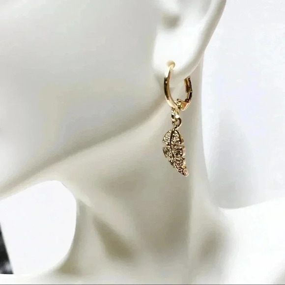 Huggie Petit Leave Hoops Earrings - Picture 5 of 5